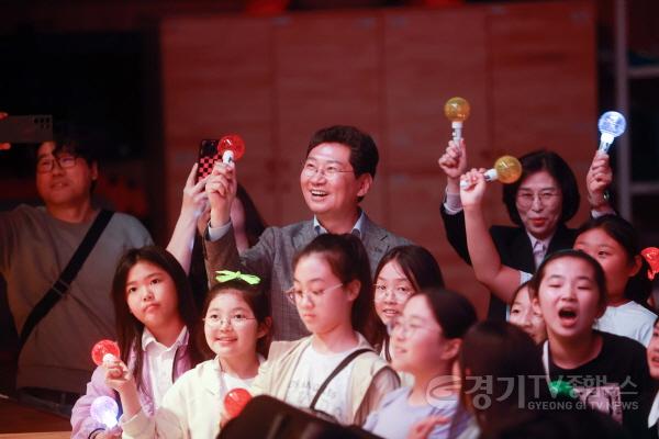 [크기변환]2-2. 이상일 용인특례시장이 16일 용인한빛초등학교 별빛도서관 축제에 참석해 학생들과 공연을 관람하고 있다..jpg