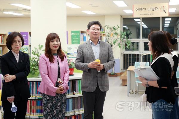 [크기변환]2-3 이상일 용인특례시장이 16일 용인한빛초등학교 별빛도서관 축제에 참석해 학교 현장의 목소리를 경청하고 있다..jpg