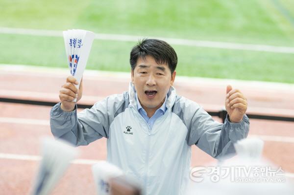 [크기변환]배정수 의장의 응원 세리모니.jpg