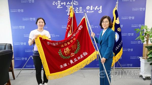 [크기변환]1-4. 안성시 소프트테니스팀, 2025년 상반기 주요 대회 석권…우승기 봉납식 개최.jpg