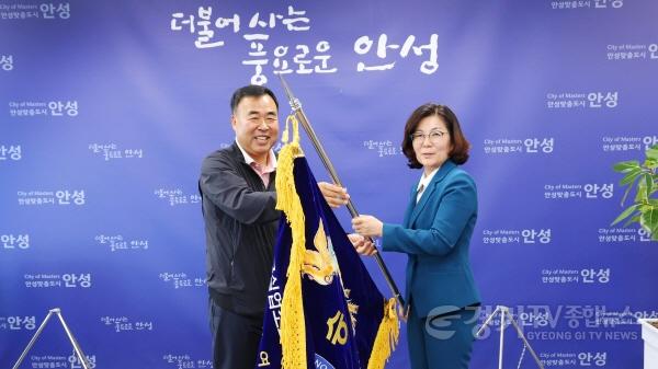 [크기변환]1-3. 안성시 소프트테니스팀, 2025년 상반기 주요 대회 석권…우승기 봉납식 개최.jpg