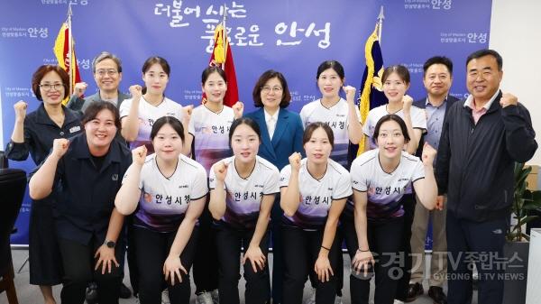 [크기변환]1-1. 안성시 소프트테니스팀, 2025년 상반기 주요 대회 석권…우승기 봉납식 개최.jpg