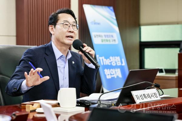 [크기변환]8-2. 정명근 화성특례시장이 16일 시청 상황실에서 제15회 뱃놀이 축제의 성공적인 개최를 위한 전략회의를 개최하고 준비상황을 점검했다..jpg