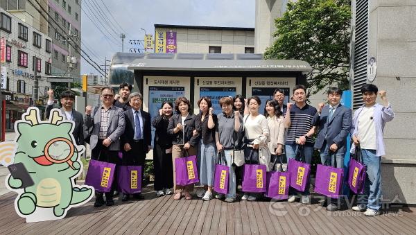 [크기변환]2. 한국도시재생학회 소속 인원들이 17일 신갈오거리 도시재생사업 대상지 현장을 답사했다..jpg