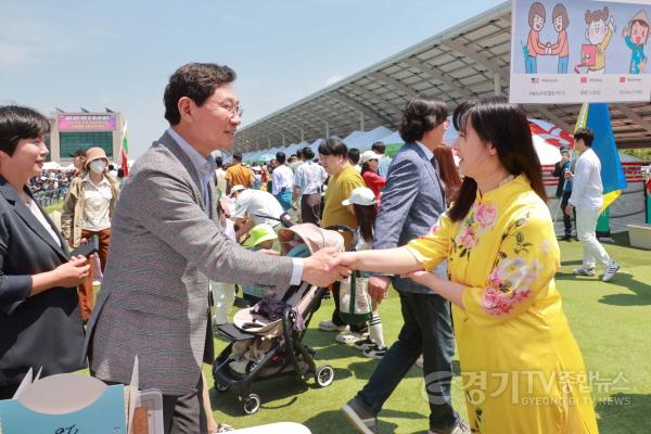 [크기변환]5-1. 18일 용인특례시청 하늘광장에서 열린 제18주년 세계인의 날 기념축제에서 이상일 시장이 행사 참가자들과 인사를 나누고 있다..JPG