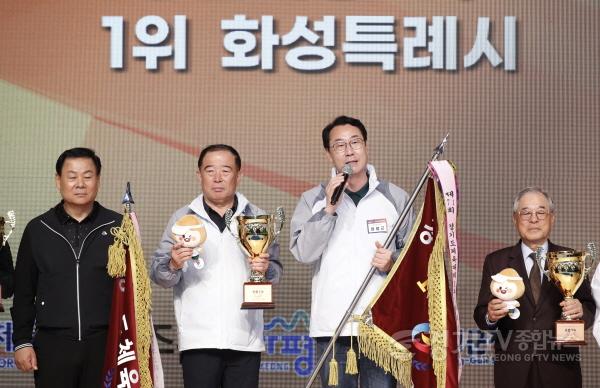 [크기변환]1-1. 정명근 화성특례시장이 도민체전 우승 시상식에서 우승소감을 말하고 있다.jpg
