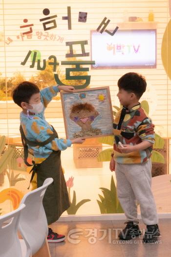 [크기변환]보도사진_숲에서 꿈꾸는 어린이 (2).jpg