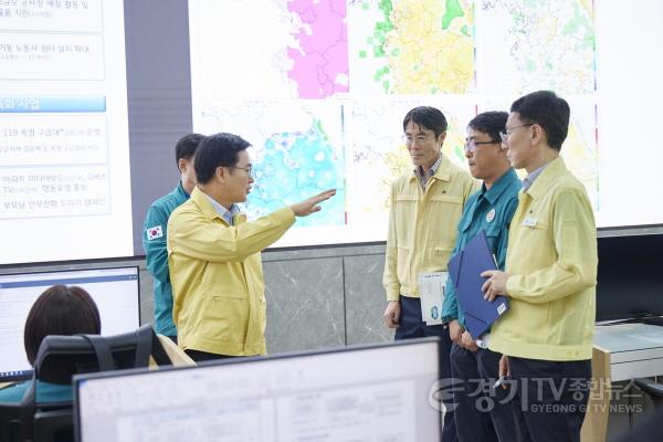 [크기변환](참고사진)지난해+8월+1일+경기도+재난안전상황실에서+폭염대비+상황점검을+하고+있는+김동연+지사.jpg