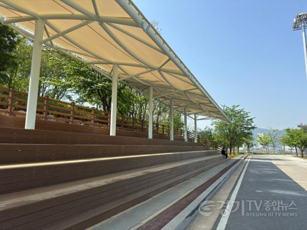 [크기변환]3. 양지근린공원에 조성된 축구장 관람석.jpg