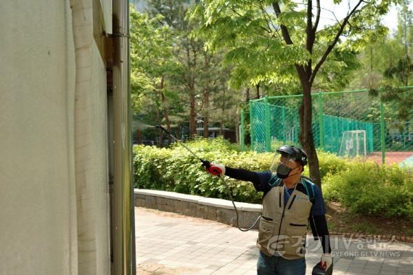 [크기변환]2. 공원 내에서 잔류분무 소독을 하는 모습.jpg