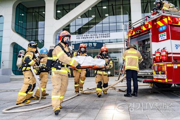 [크기변환]1-2 사진2)수원시, 수원SK아트리움 지진 발생 가정해 ‘2025년 수원시 재난대응 안전한국훈련’.jpg