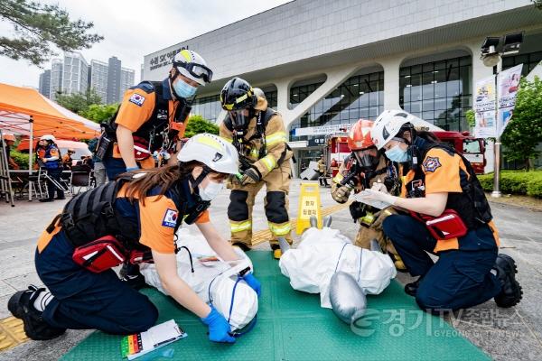 [크기변환]1-3 사진3)수원시, 수원SK아트리움 지진 발생 가정해 ‘2025년 수원시 재난대응 안전한국훈련’.jpg