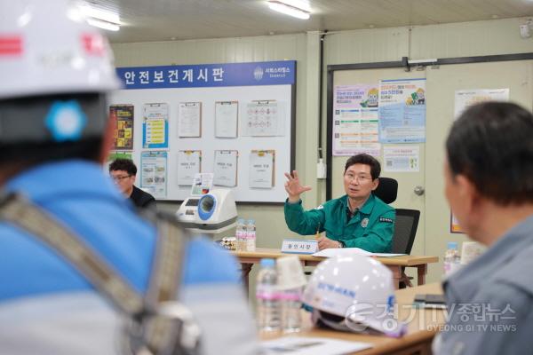[크기변환]14-1. 이상일 용인특례시장은 역북2지구 아파트 공사 소음 민원 현장을 찾아 소음 저감 조치 이행 여부를 점검했다.JPG