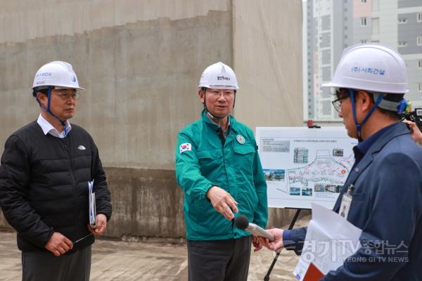 [크기변환]14-3. 이상일 용인특례시장은 역북2지구 아파트 공사 소음 민원 현장을 찾아 소음 저감 조치 이행 여부를 점검했다.JPG