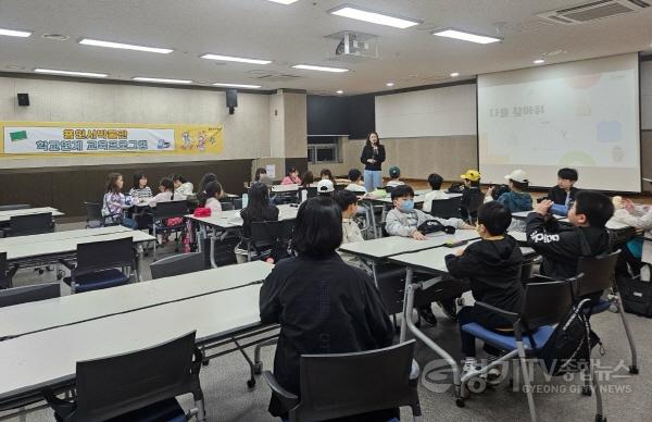 [크기변환]5-2. 용인특례시 초등학교 학생들이 용인시박물관이 주관하는 교과연계 프로그램 '찾아가는 박물관'에 참여했다.jpg
