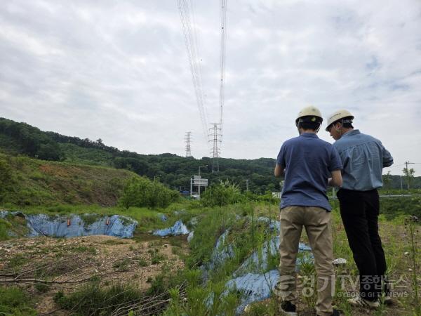 [크기변환]10. 19일 시 관계자가 장마철을 대비해 공사 현장을 점검하고 있다.jpeg