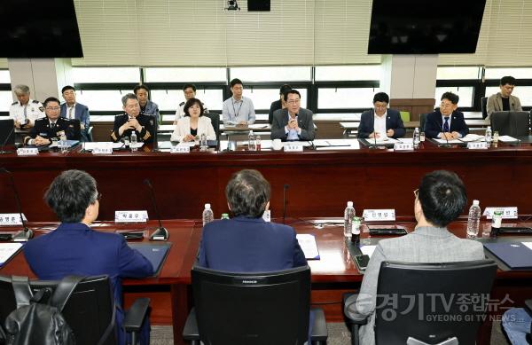 [크기변환]5-3. 21일 정명근 화성특례시장과 12개 민관기관 관계자들이 지역 내 개인형 모빌리티(PM) 이용과 관련한 안전 문제의 해결 방안을 논의하고 있다..jpg