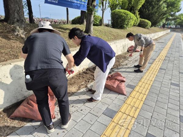 [크기변환]7-1. 화성특례시가 제15회 뱃놀이 축제를 앞두고 21일 서신면 전곡리 일원에서 주민들과 함께하는 환경 정화 활동을 펼쳤다..jpg