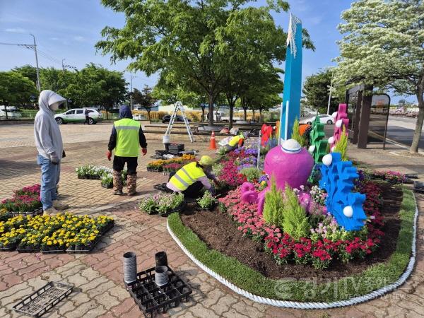 [크기변환]7-2. 화성특례시가 제15회 뱃놀이 축제를 앞두고 21일 서신면 전곡리 일원에서 주민들과 함께하는 환경 정화 활동을 펼쳤다..jpg