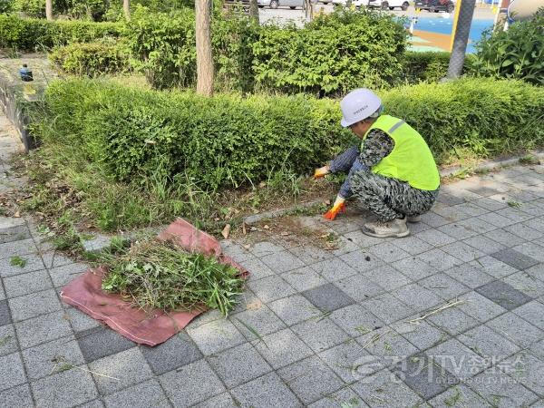 [크기변환]7-3. 화성특례시가 제15회 뱃놀이 축제를 앞두고 21일 서신면 전곡리 일원에서 주민들과 함께하는 환경 정화 활동을 펼쳤다..jpg