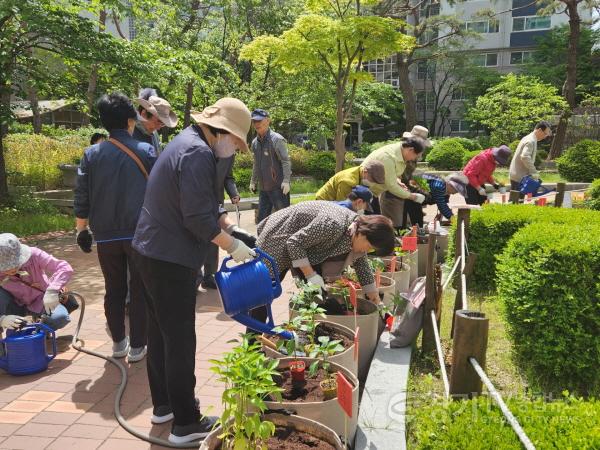 [크기변환]2. 용인특례시는 지역 내 경로당을 대상으로 찾아가는 실버텃밭을 운영하고 있다 (1).jpg