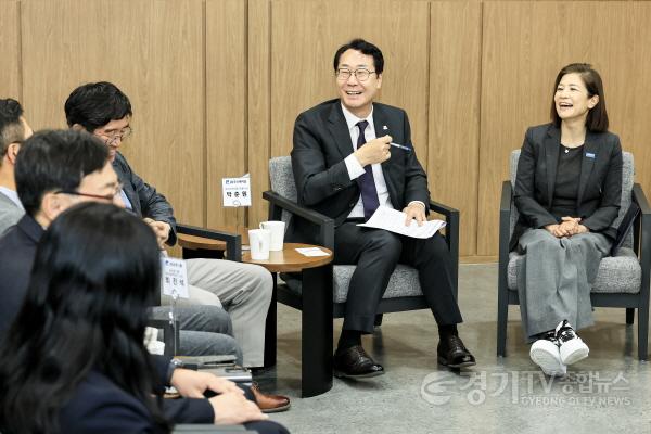 [크기변환]7-2. 정명근 화성특례시장이 22일 미등록 이주아동 기본권 보장을 위한 업무협약 관계자들과 사업 추진 방안에 대해 논의하고 있다..jpg