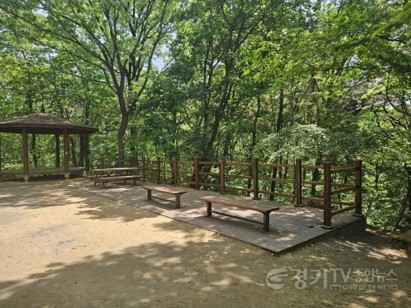 [크기변환]3. 데크형 휴게쉼터가 설치된 동진원1근린공원.jpeg