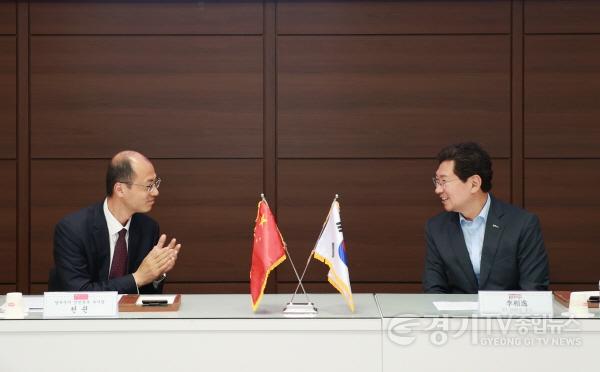 [크기변환]6-1. 22일 이상일 용인특례시장이 시청을 방문한 중국 장쑤성 양저우시 대표단과 가진 간담회에서 천쥔 양저우시 부시장과 환담을 나누고 있다..jpg