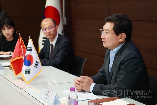 [크기변환]6-2. 22일 용인특례시에 중국 장쑤성 양저우시 대표단이 방문해 양 도시의 우호교류 협력을 요청했다..jpg