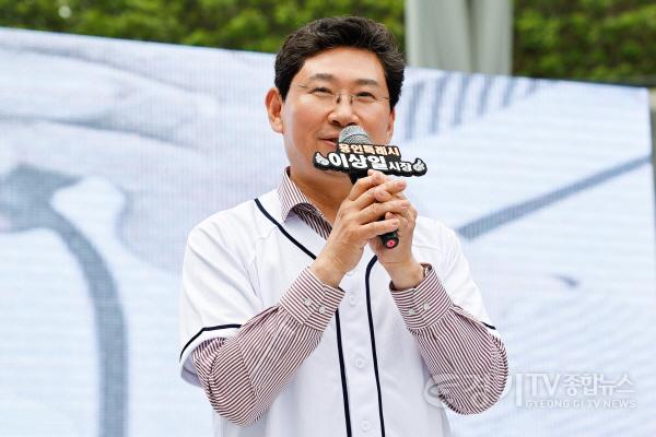 [크기변환]1-2. 이상일 용인특례시장은 23일 2025 경기도 청소년 진로·문화 축제에 참석해 무대 인터뷰에 응하며 청소년들에게 응원 메시지를 전했다.jpg