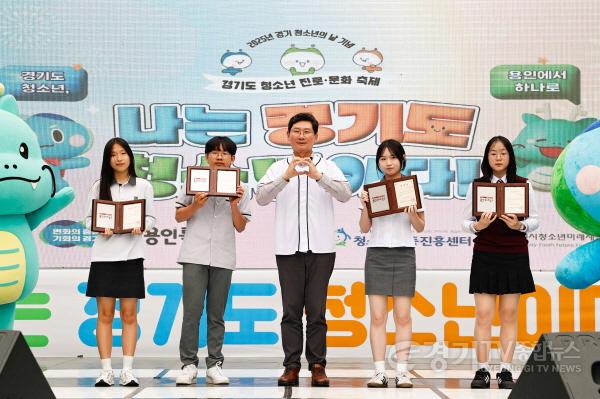 [크기변환]1-1. 이상일 용인특례시장은 23일 2025 경기도 청소년 진로·문화 축제에 참석해 시장상을 수여했다.jpg