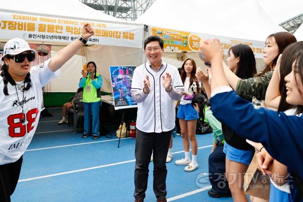 [크기변환]1-4. 이상일 용인특례시장은 23일 2025 경기도 청소년 진로·문화 축제에 참석해 부스를 방문하며 청소년들과 인사 나눴다.jpg