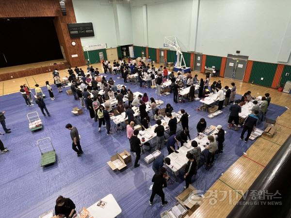 [크기변환]1. 21대 대통령선거 투표안내문 발송을 위해 선거사무원들이 구슬땀을 흘리며 작업하고 있다.jpg