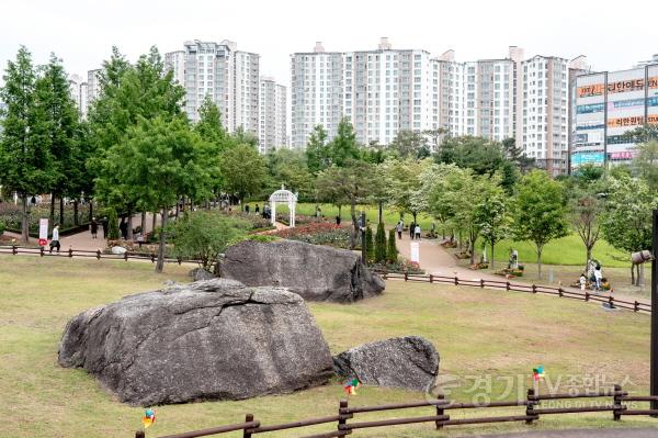 [크기변환]1.오산 ‘오! 해피 장미 빛 축제’ 개막 도심 속 장미 정원에 시민 발길-3.jpg