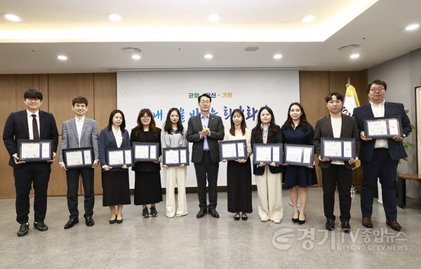 [크기변환]7-1. 26일 시청 중앙회의실에서 정명근 화성특례시장과 우수직원 표창을 받은 화성특례시 공공기관 직원들이 함께 기념 촬영을 하고 있다..jpg