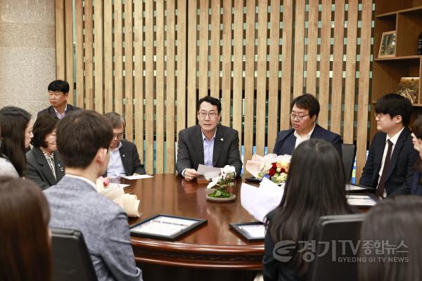 [크기변환]7-2. 26일 시청 중앙회의실에서 정명근 화성특례시장과 우수직원 표창을 받은 화성특례시 공공기관 우수직원들이 함께 대화하고 있다..jpg