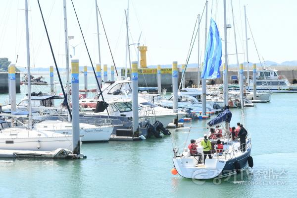 [크기변환]1-7. 2024년 제14회 뱃놀이축제 뱃놀이 축제에서 방문객들이 승선체험을 하고 있다..jpg