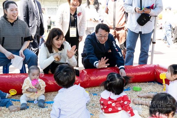 [크기변환]1-2. 정명근 화성특례시장이 영유아들에게 인사를 건네고 있다..jpg