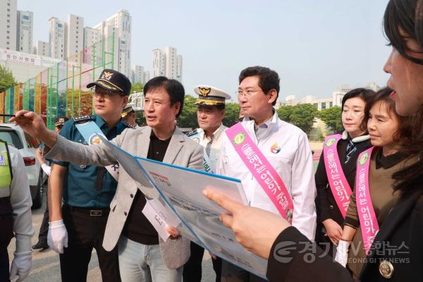 [크기변환]7-1. 이상일 용인특례시장은 30일 서룡초를 찾아 학교 주변 통학로를 점검하고 교통안전 캠페인에 동참했다.JPG