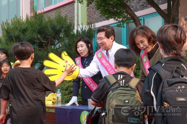 [크기변환]7-2. 이상일 용인특례시장은 30일 서룡초 교통안전 캠페인에 동참해 교통안전 물품을 나눠주며 학생들과 소통했다.JPG