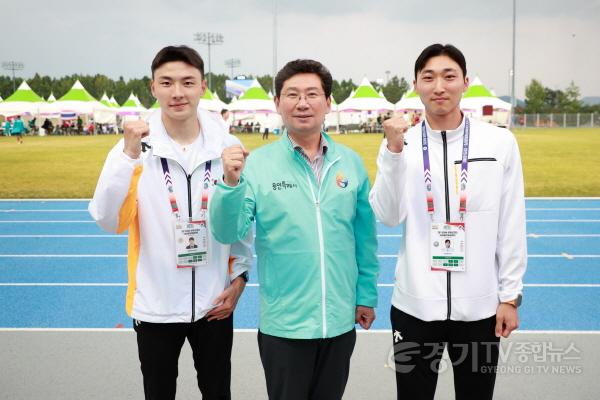 [크기변환]6-2. 이상일 용인특례시장(가운데)이 29일 경북 구미에서 열린 제26회 구미아시아육상경기선수권대회에서 남자 세단뛰기 동메달을 거머쥔 유규민(오른쪽) 선수와 남자 높이뛰기 최진우 선수를 만나 격려했다..jpg