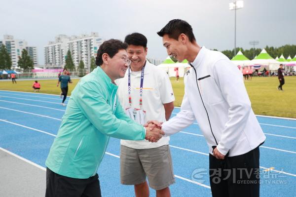 [크기변환]6-1. 이상일 용인특례시장이 29일 경북 구미에서 열린 제26회 구미아시아육상경기선수권대회에서 우상혁 선수를 만나 격려했다..jpg