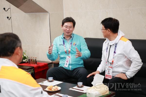 [크기변환]6-3. 이상일 용인특례시장이 29일 제26회 구미아시아육상경기선수권대회가 열린 구미시민운동장 사무실에서 육현표 대한육상연맹 회장과 이야기를 나누고 있다..jpg