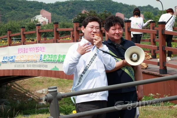 [크기변환]1-1. 5월 31일 탄천수변길 반려견과 함께 걷기 & 환경정화 활동에 참석한 이상일 시장이 인사말을 하고 있다.jpg