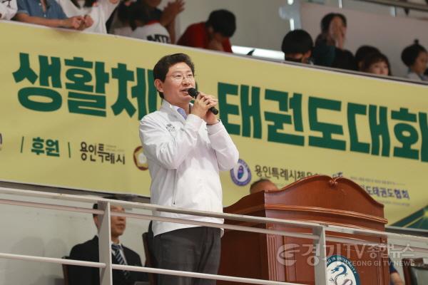 [크기변환]1-4. 5월 31일 용인대 종합체육관에서 열린 제30회 용인특례시태권도협회장배 생활체육 태권도대회에 참석한 이상일 시장이 인사말을 하고 있다..jpg