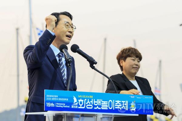 [크기변환]1-1. 정명근 화성특례시장이 제15회 화성 뱃놀이 축제 개막식에서 힘찬 개회 선언을 하고 있다.jpg