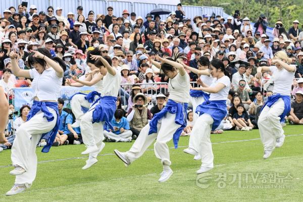 [크기변환]1-2. 화성 뱃놀이 축제에서 ‘바람의 사신단’이 역동적인 댄스 퍼포먼스를 선보이며 관객들의 환호를 이끌어내고 있다.jpg