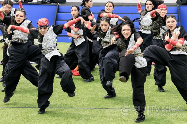 [크기변환]1-3. 화성 뱃놀이 축제에서 ‘바람의 사신단’이 역동적인 댄스 퍼포먼스를 선보이며 관객들의 환호를 이끌어내고 있다.jpg