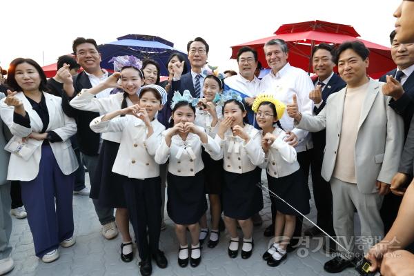 [크기변환]1-5. 정명근 화성특례시장이 화성 뱃놀이 축제 개막식에서 내빈 및 지역 어린이 공연단과 함께 기념촬영을 하고 있다..jpg