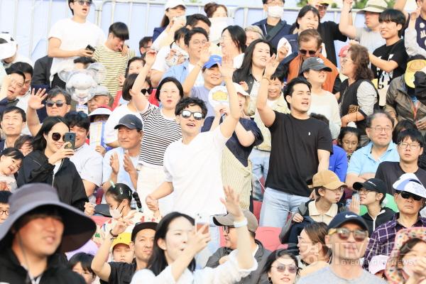 [크기변환]1-7. 화성 뱃놀이 축제를 찾은 시민들이 열정적으로 공연을 즐기며 환호하고 있다.jpg